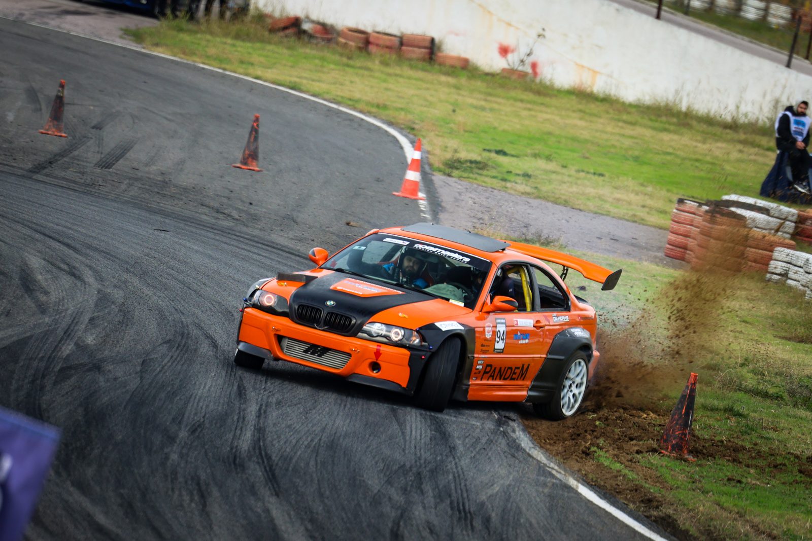 Virajda yan giden drift aracı